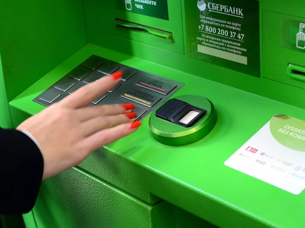 Возможности снятия денег с карты Альфа-Банка в банкомате Сбербанка: тарифы, лимиты 10 sber bankomat 1